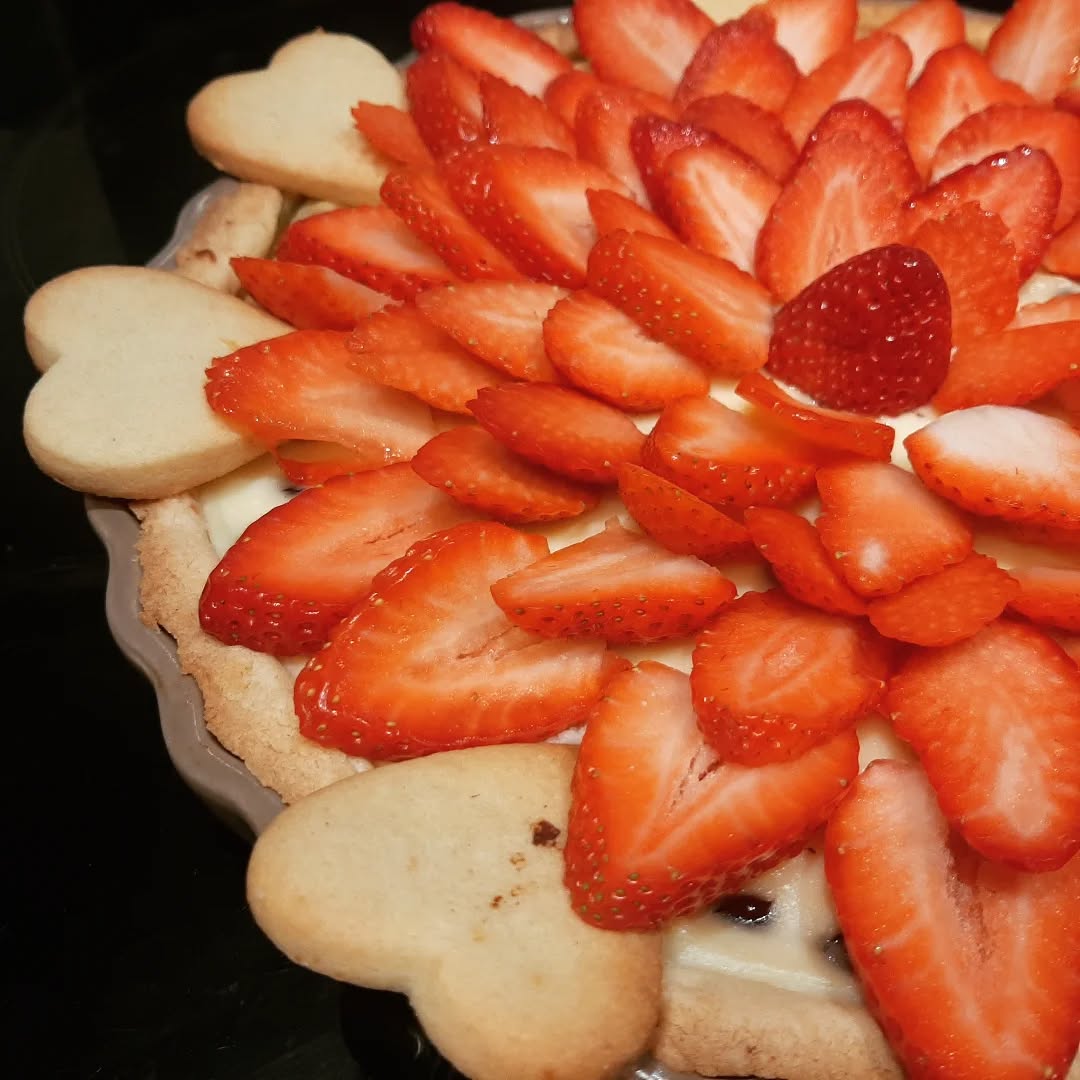Ricotta and strawberry tart with chocolate chips and heart-shaped biscuits
