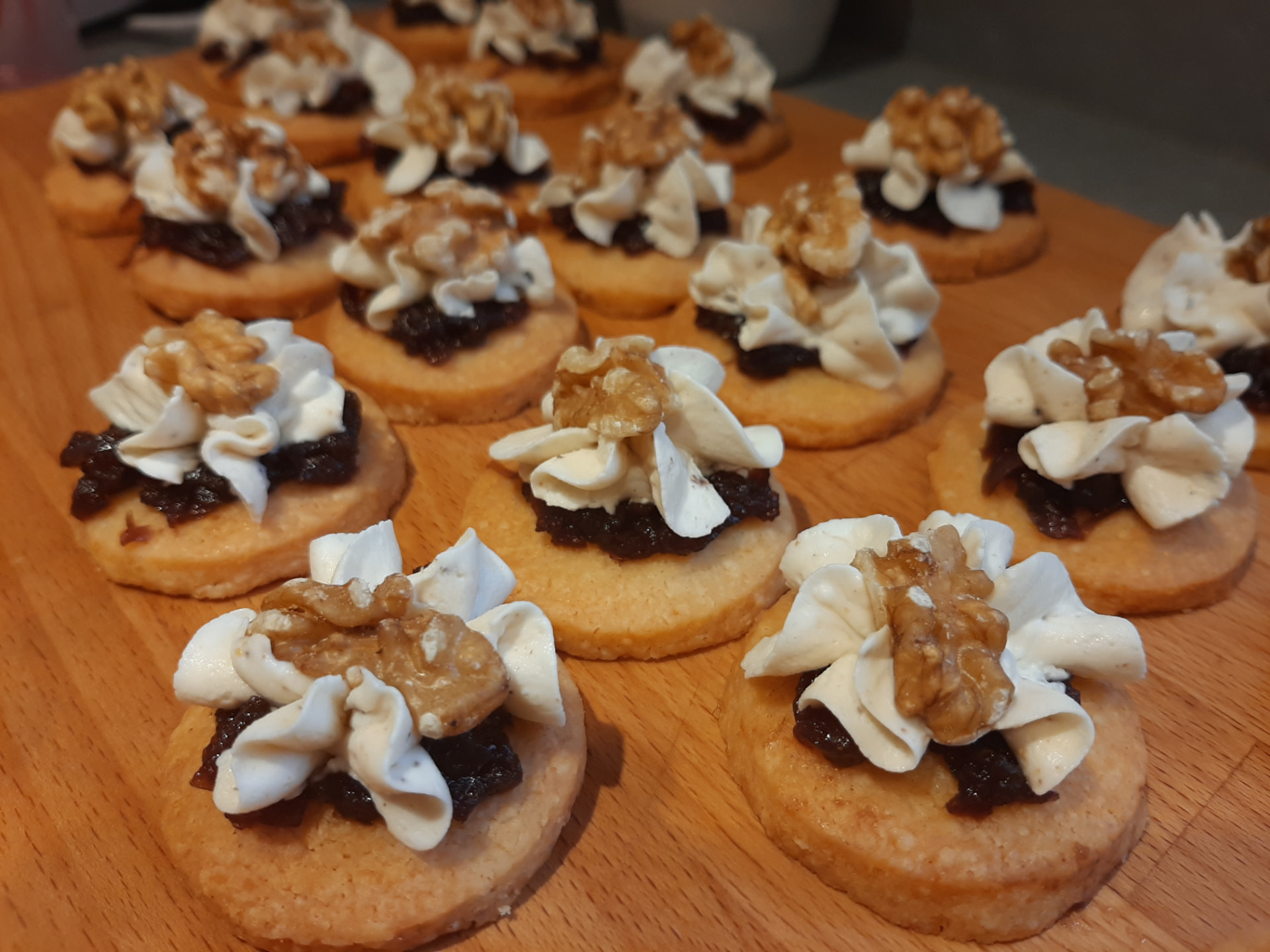 Savoury shortbread biscuits with onion jam, cream and walnuts